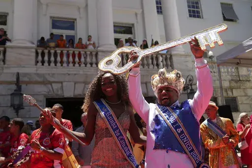 Carnival King Momo, Kaio Mackenzie, right, and Queen Thuane de Oliveira, present the keys of the city at a ceremony that officially kicks off Carnival in Rio de Janeiro, Brazil, Friday, Feb. 28, 2025. (AP Photo/Silvia Izquierdo)