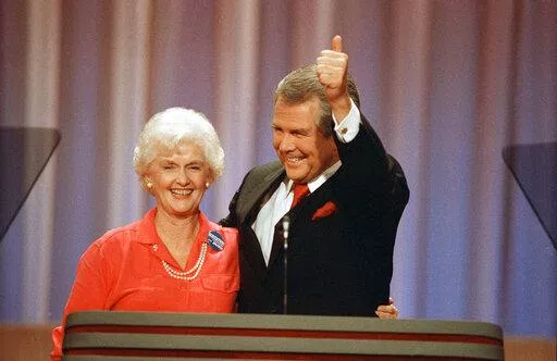 Former Republican presidential hopeful Pat Robertson gives a thumbs-up as he and his wife, Dee Dee, acknowledge applause at the Republican National Convention in New Orleans, Tuesday, August 17, 1988. Adelia “Dede” Robertson, the wife of religious broadcaster Pat Robertson as well as an author and founding board member of the Christian Broadcasting Network, died Tuesday, April 19, 2022, at her home in Virginia Beach. She was 94. (AP Photo/Ron Edmonds, File)