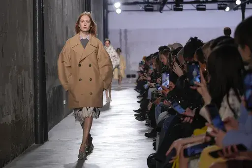 A model wears a creation as part of the N.21 Fall/Winter 2025-2026 Womenswear collection presented in Milan, Italy, Tuesday, Feb. 25, 2025. (AP Photo/Luca Bruno)